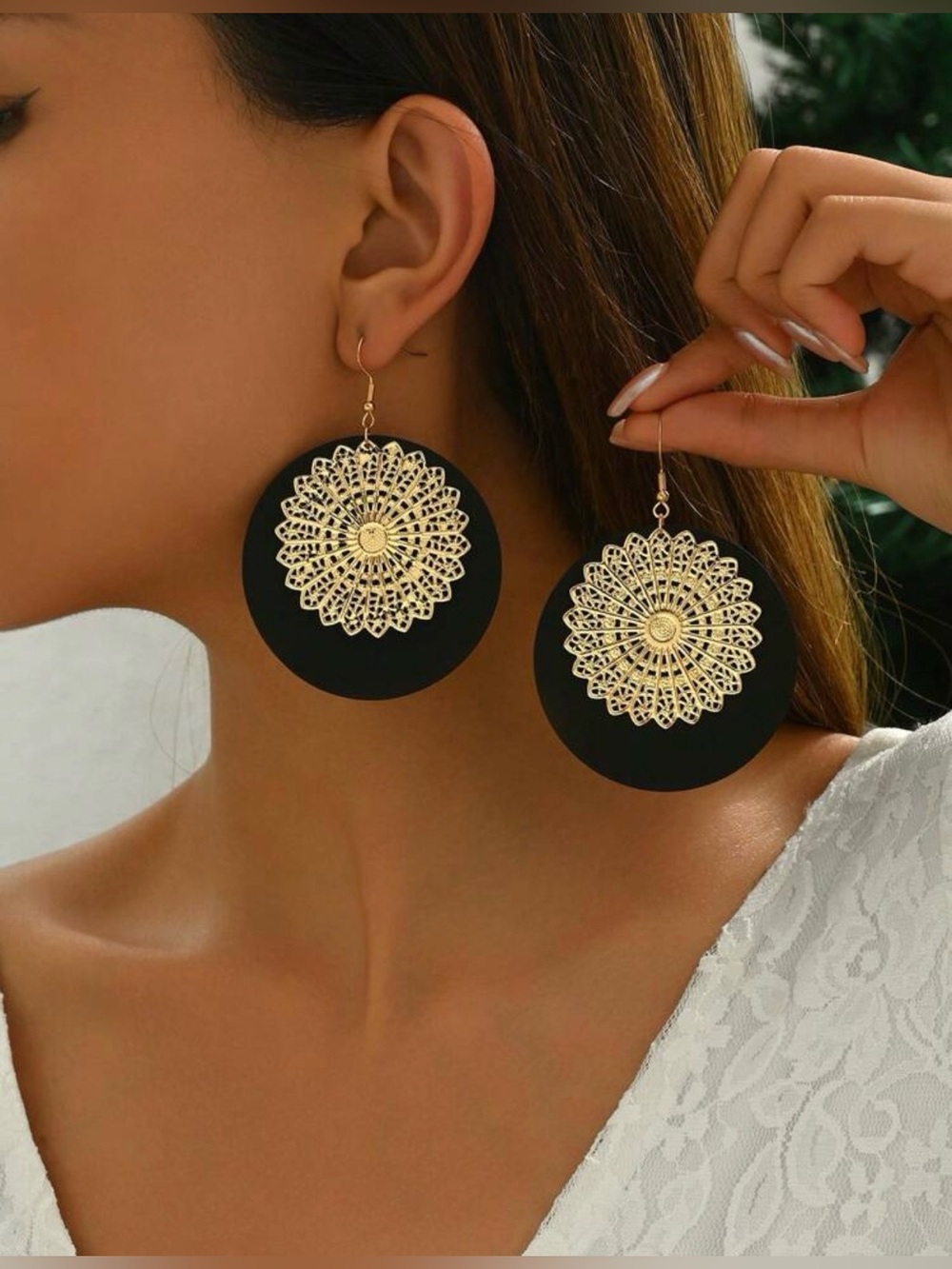 🖤🆕🖤Gold Filigree Black Disc Drop Earrings